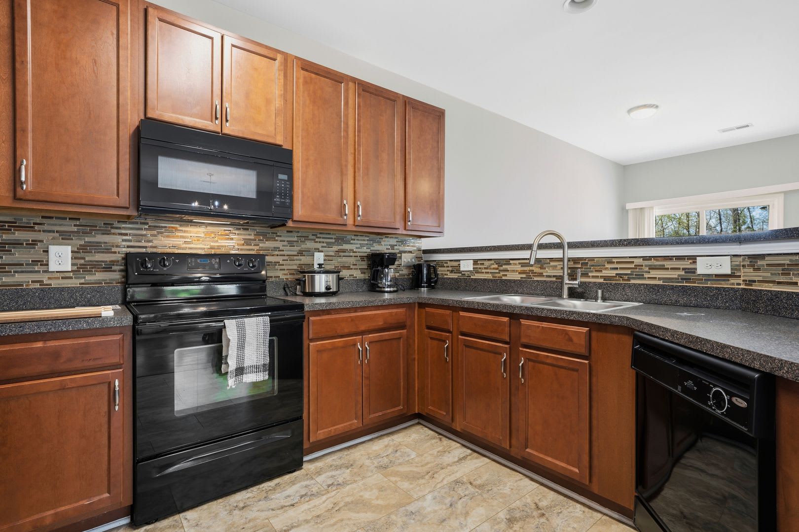 Fully Furnished Upgraded End Unit Retreat 3Br 2 5Ba Dedicated Office Space Private Garage Near Major Raleigh Medical Hubs – photo 5