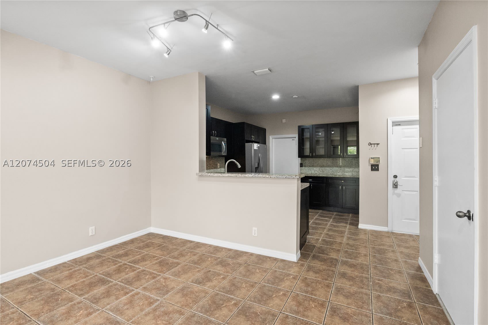 2082 Madeira Dr – photo 4