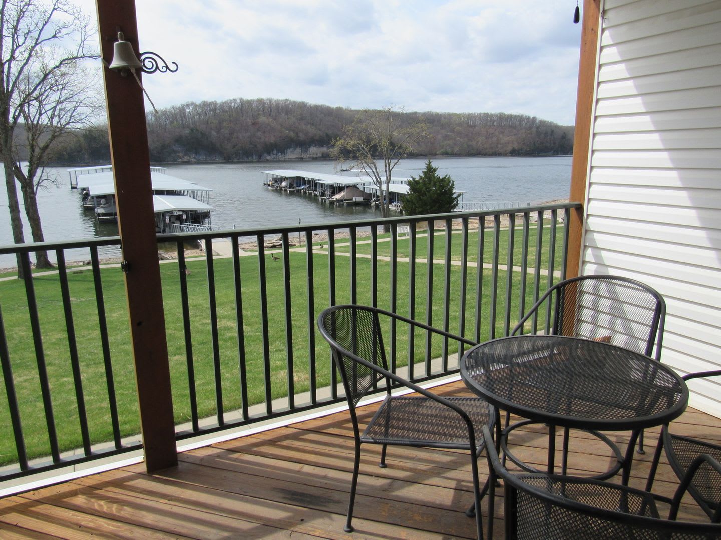 1 Bedroom Lakefront Condo For Rent – photo 1