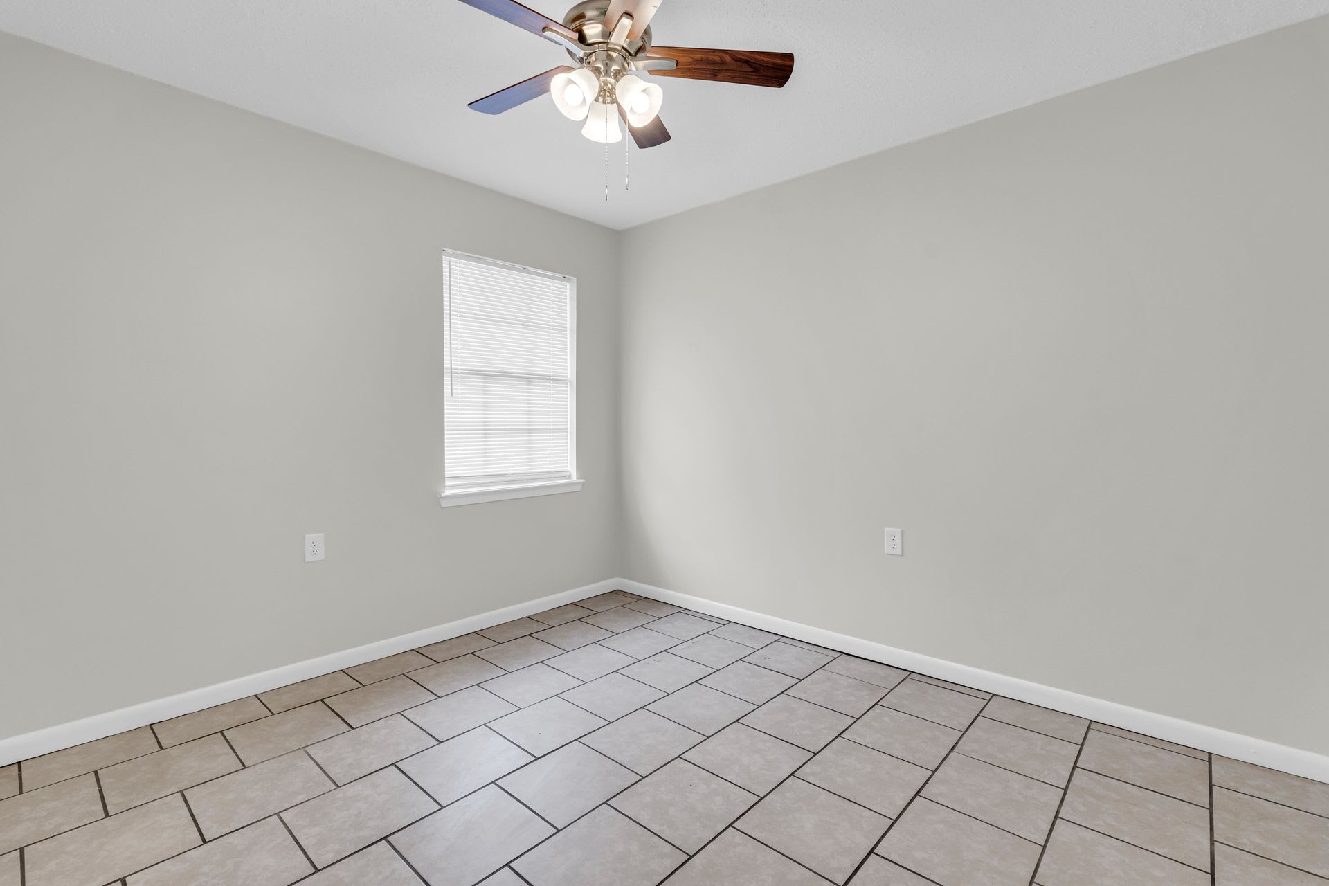 Charming 2 Bedroom Apartment With Modern Amenities Only 3 Miles From Campus – photo 5