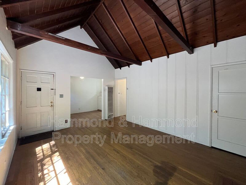 11044 Otsego St – photo 3