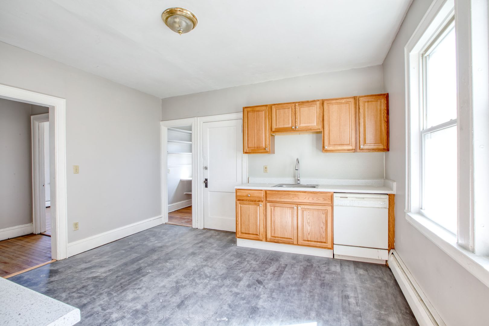 Newly Remodeled Spacious 3 Bedroom Apartment – photo 4