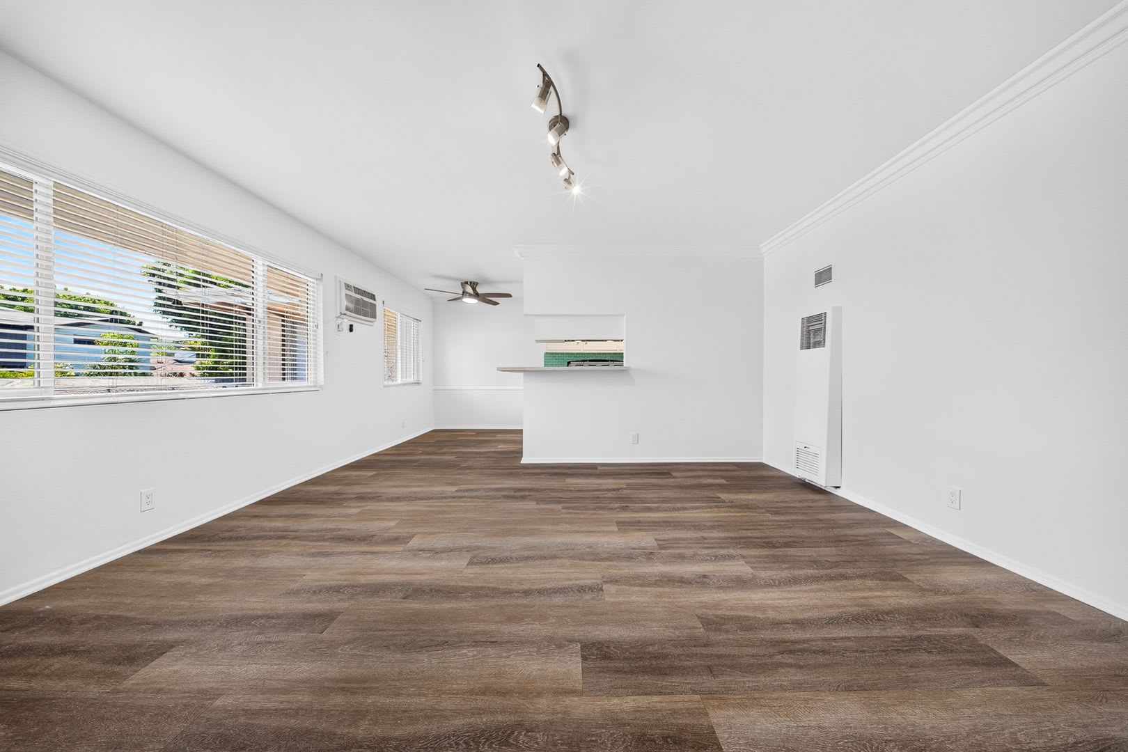15114 Dickens Street – photo 4