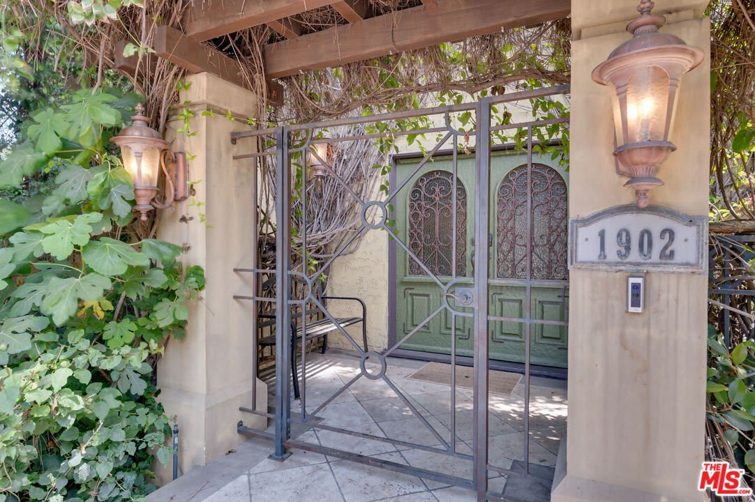 1902 Granville Ave – photo 2