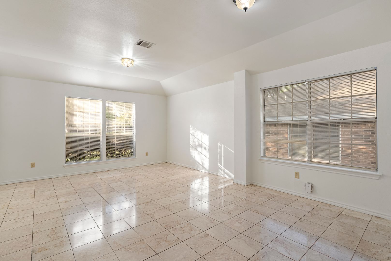 Home Sweet Haven: Warm, Welcoming Oasis in North Austin! – photo 3