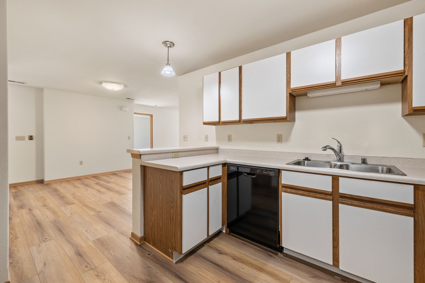 Condo Style Upper 2 Bedroom 2 Bathroom Apartment Available – photo 2