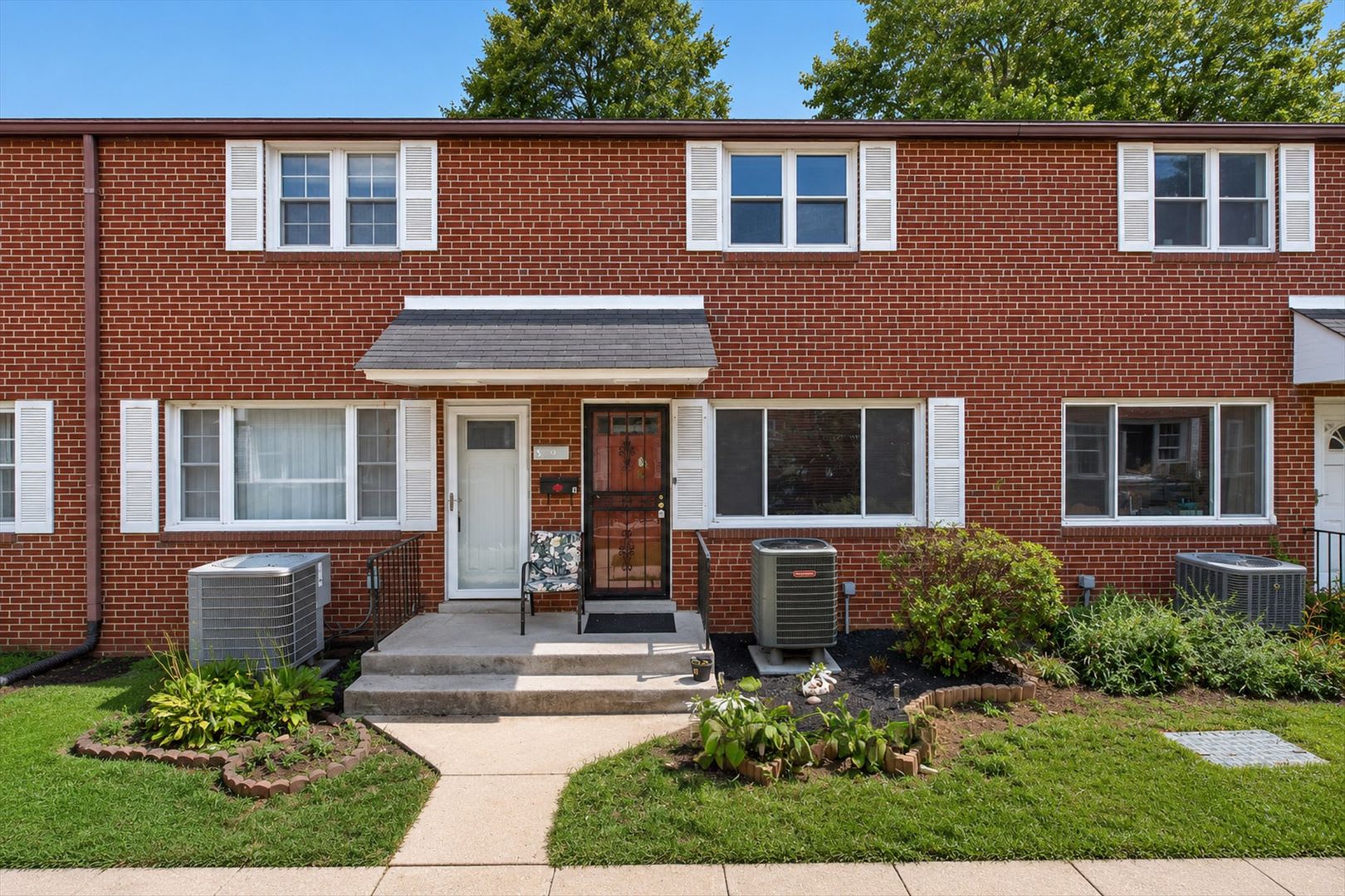 Freshly Renovated 2-Bedroom Condo Near Laurel Shopping & Dining – photo 1