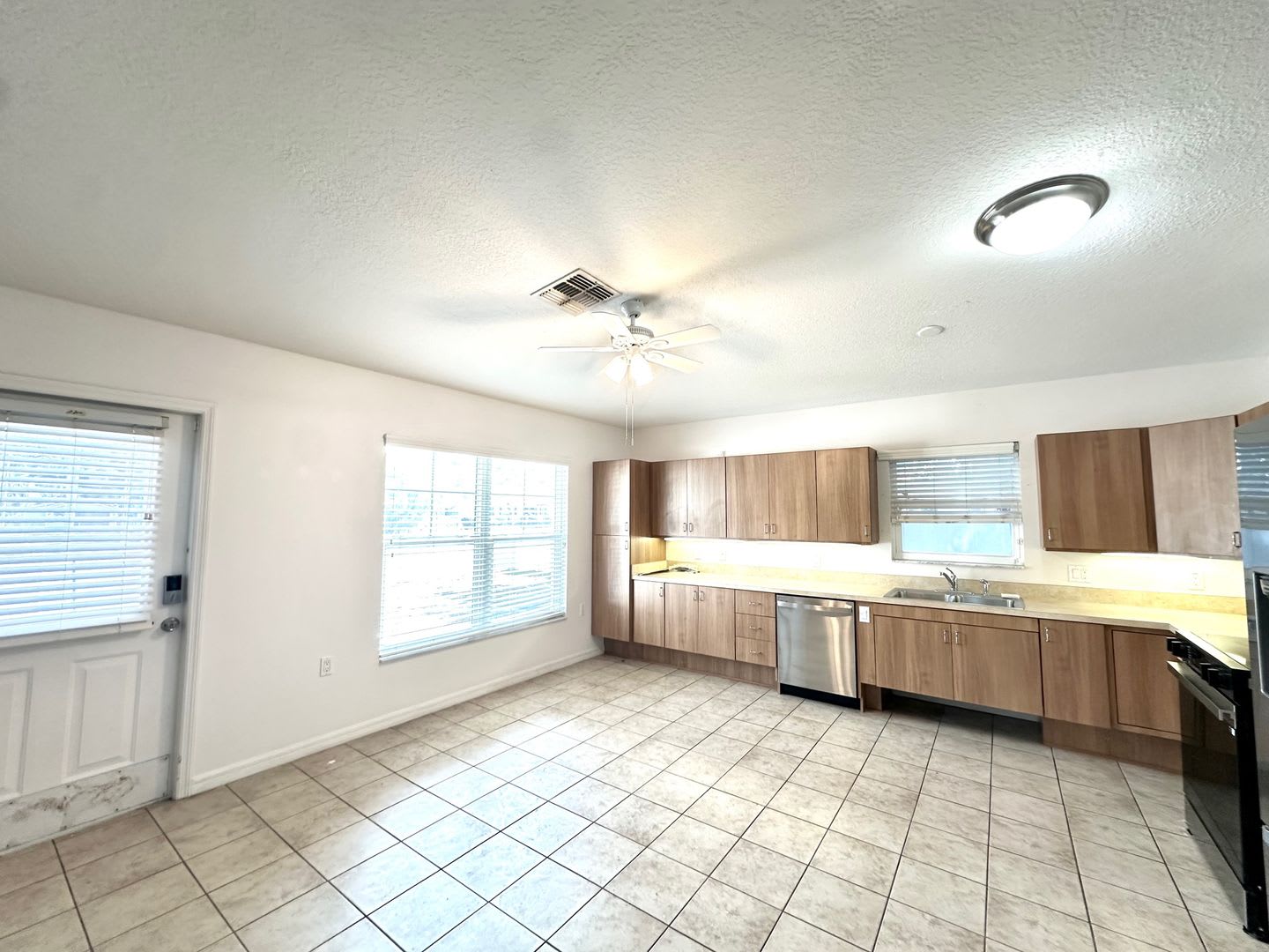 3BR/2BA Oasis with Chef's Kitchen, Private Suite, and Serene Outdoor Haven! – photo 4