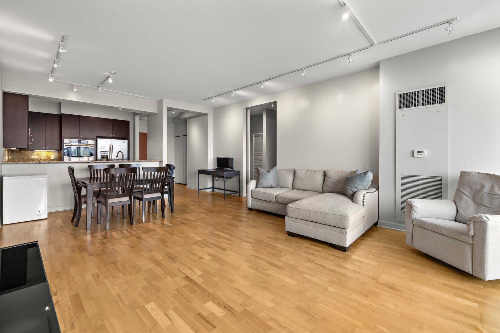 1211 S Prairie Avenue – photo 2