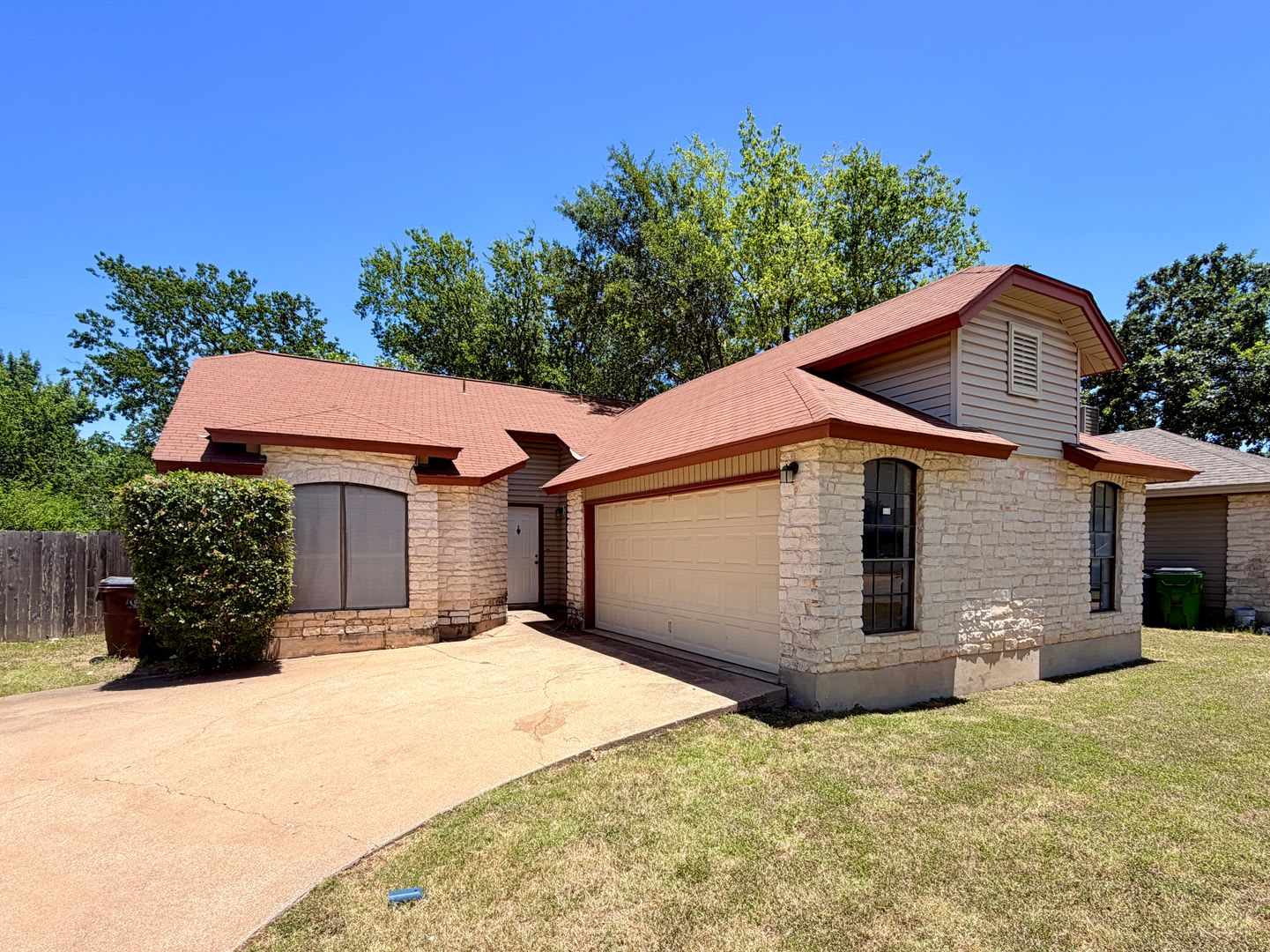 Great 3/2 single story home on a quiet street in Round Rock! – photo 1