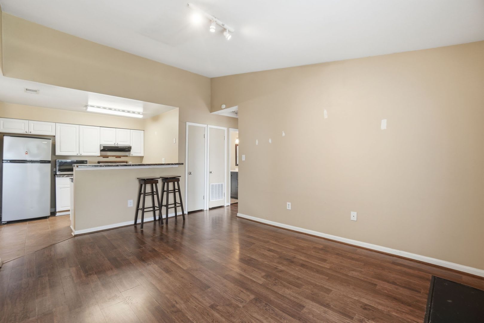 NICELY UPDATED 1 BEDROOM 1 BATHROOM CONDO IN EXCELLENT LOCATION!! – photo 3