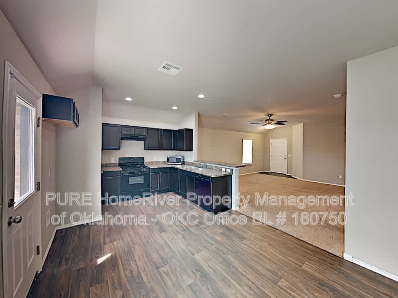 9304 NW 70th St – photo 4