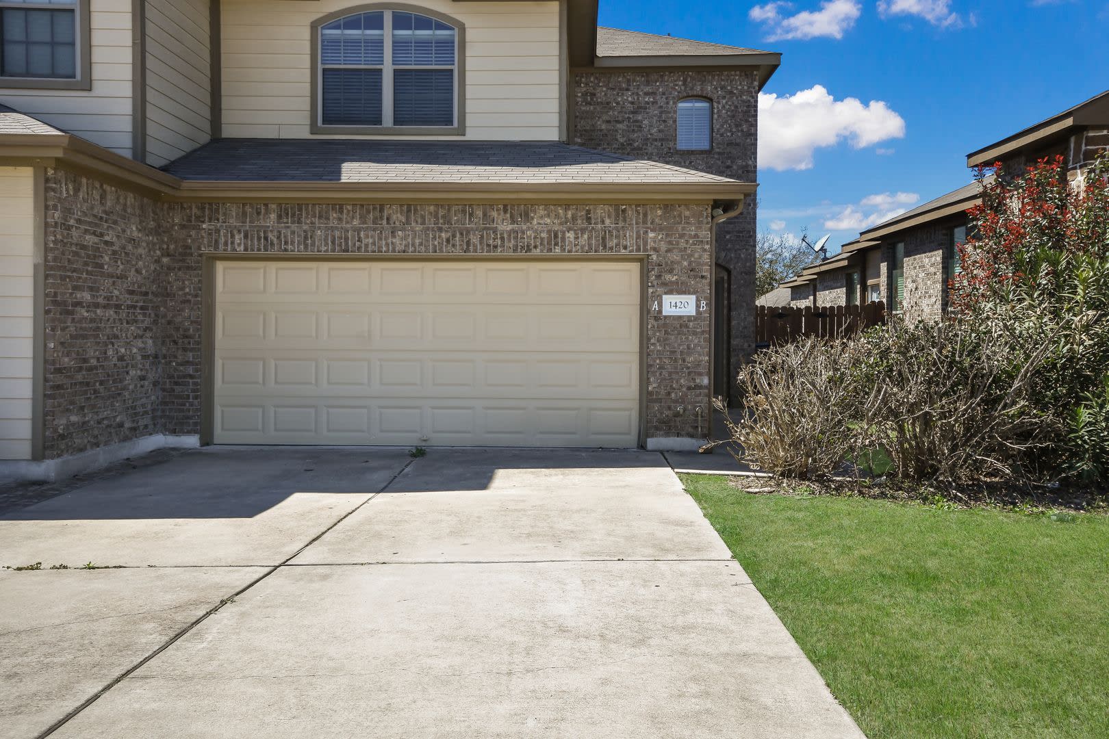 3 BEDROOM DUPLEX LOCATED IN HUTTO, TEXAS! – photo 1