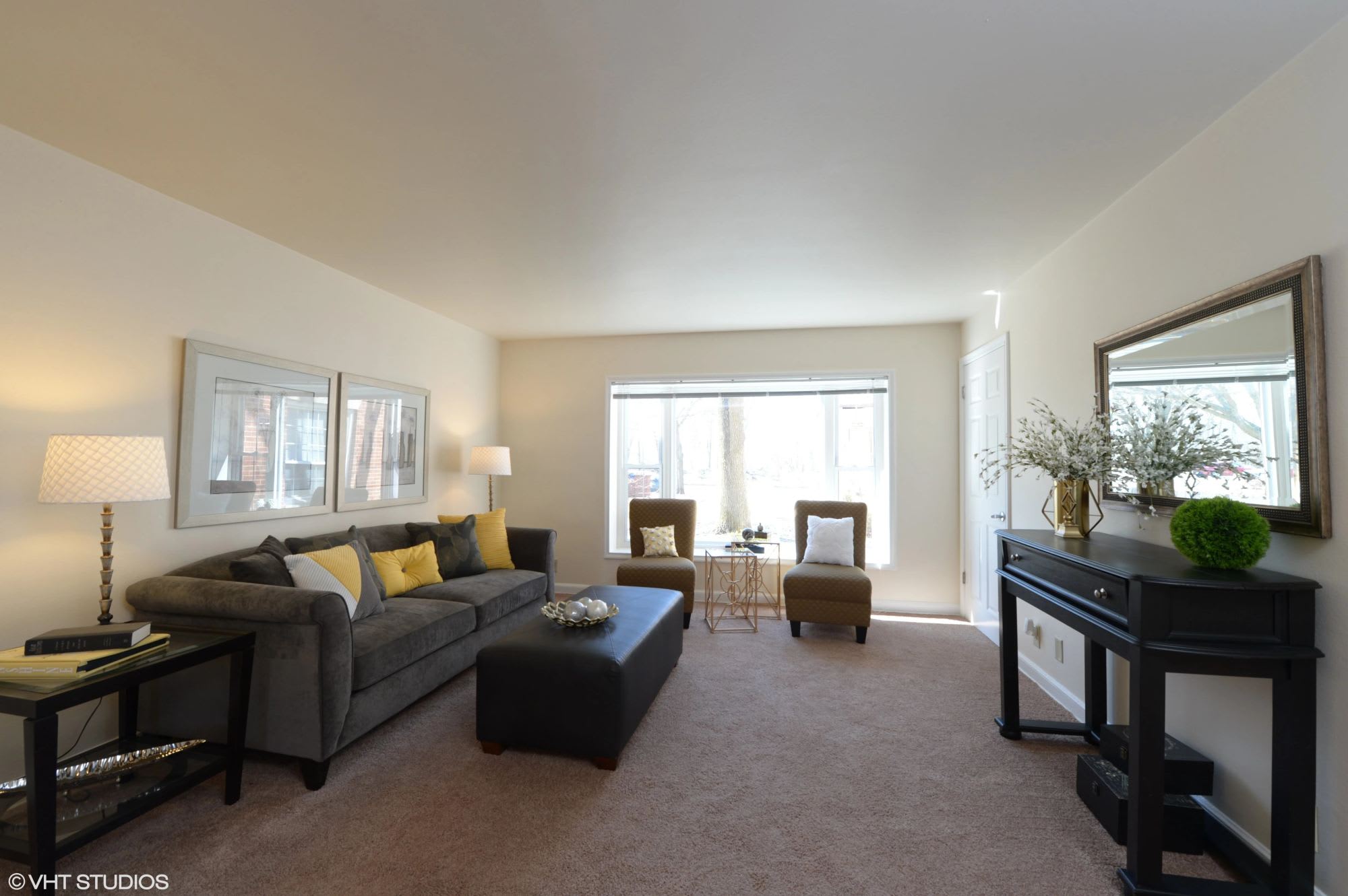 Colonial Court Apartments – photo 2