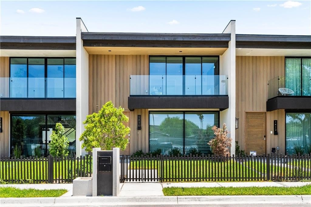 1410 S 7th Avenue – photo 1