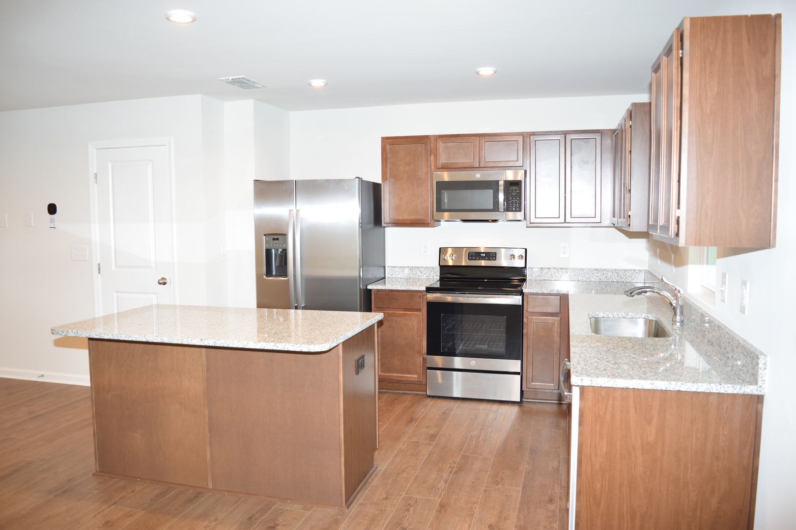 Modern 3‑Bedroom Townhome in Desirable Bear Park – photo 5