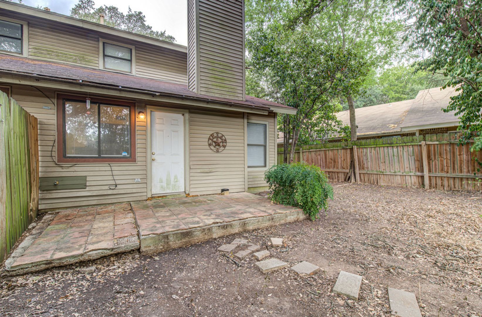 **TWO WEEKS FREE RENT** Charming 2-Bed, 1.5-Bath Duplex in South Austin! – photo 3