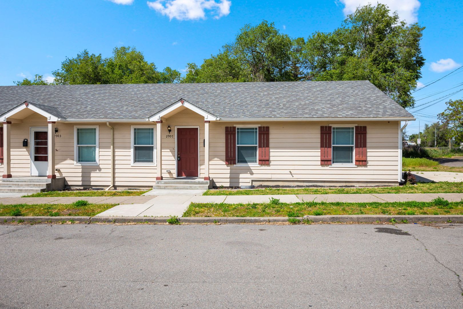 Spacious 3 Bed Duplex In Central Spokane Washer Dryer Included – photo 2