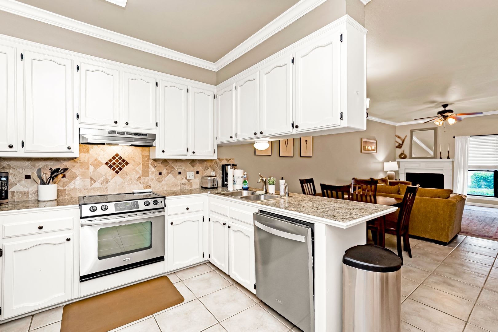 2 Bedroom Furnished Townhome Off Jefferson Hwy All Utilities Included Community Pool Long Term Rental – photo 2