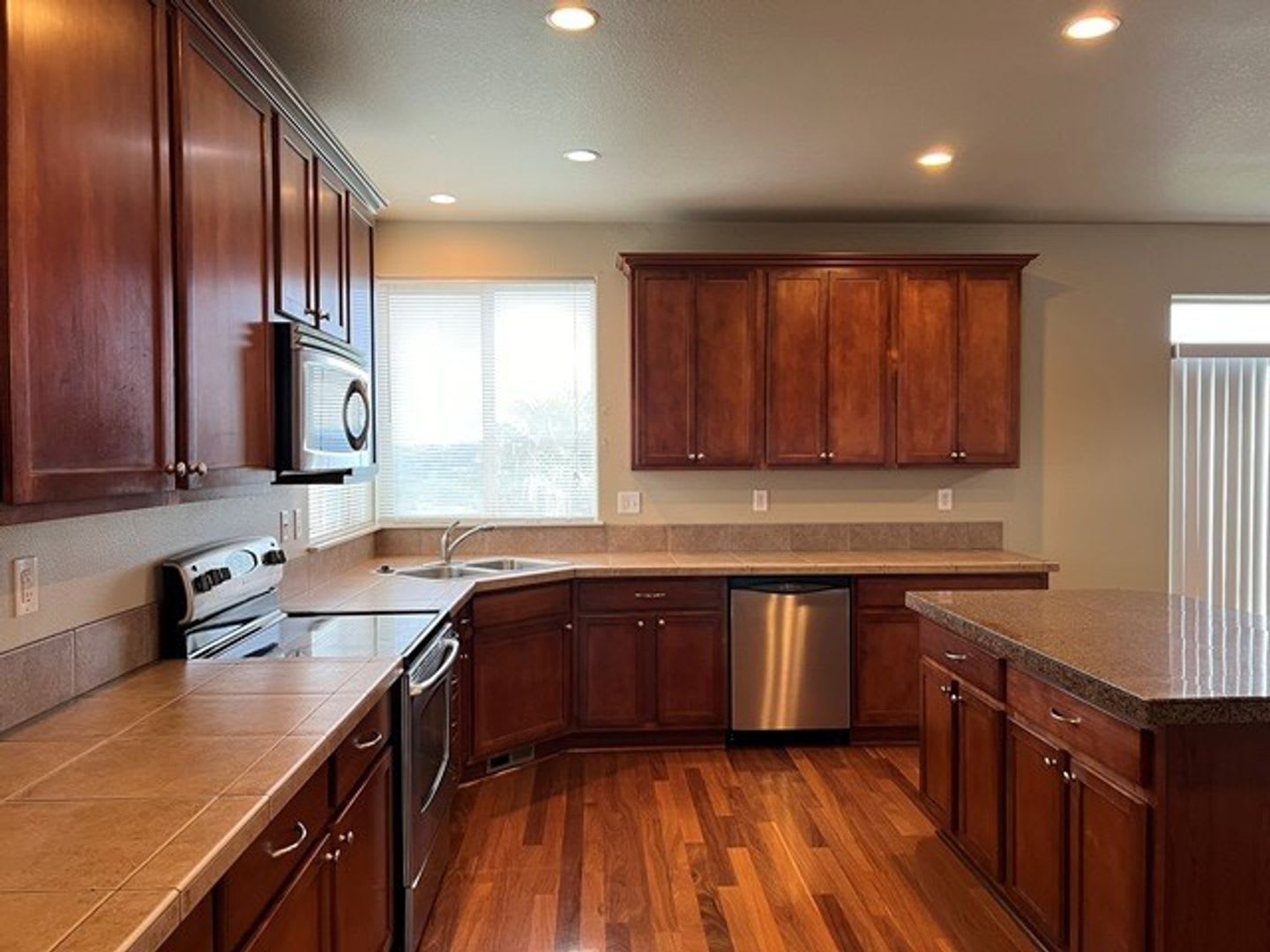 4Bd 2 5Ba Two Story House Available Mid October – photo 4