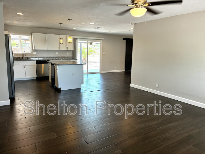 1421 S Roberts Rd – photo 3