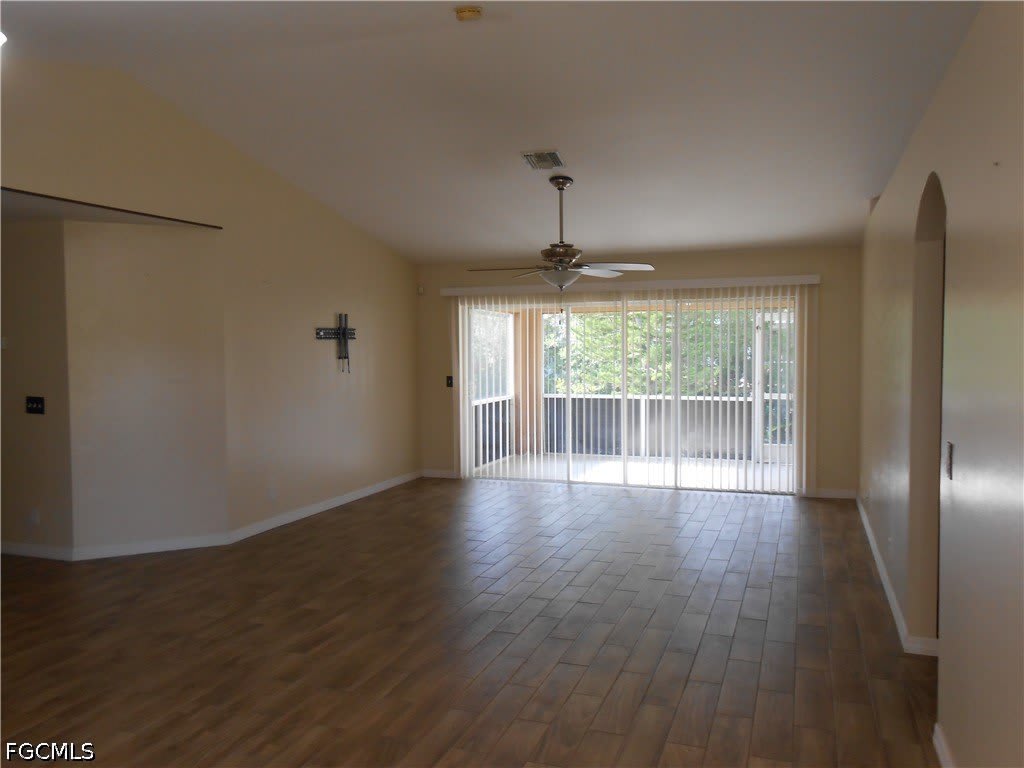 1221 Belair Street E – photo 2