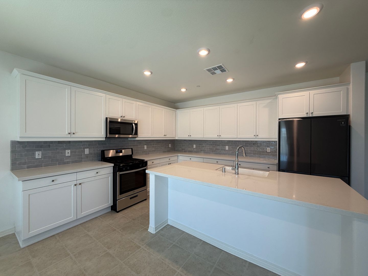 Rosamond 4 Bedroom + 3 Bathroom! – photo 3