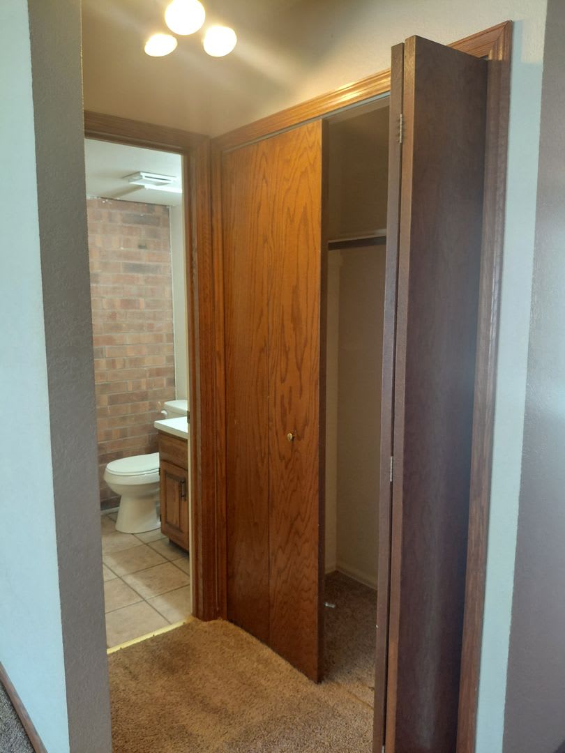 ALL PROSPECTIVE TENANTS MUST SUBMIT AN ONLINE APPLICATION AND BE PRE-QUALIFIED PRIOR TO ANY SHOWINGS. – photo 3