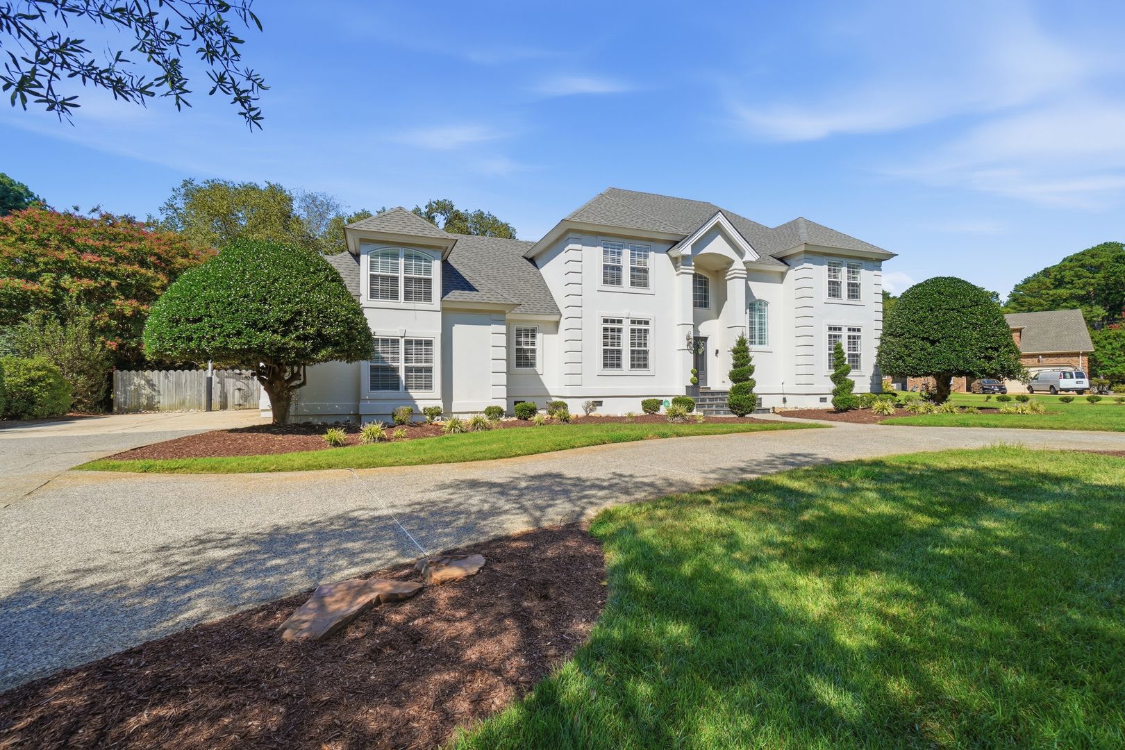 Fabulous 5-Bedroom/4.5 Bath POOL Home In Little Neck! Pet Friendly – photo 1