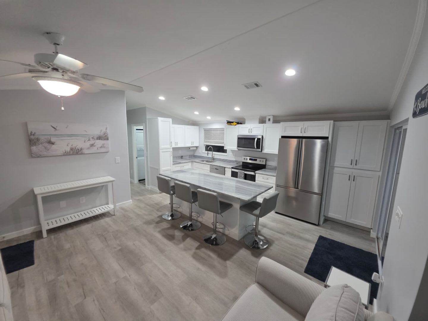 Newly Remodeled Furnished 2 Bedroom 2 Bathroom – photo 2