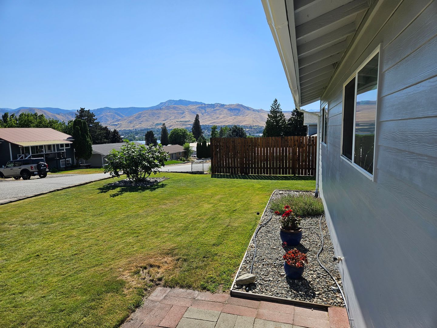 Now Renting 3 Bedroom 2 Bathroom House – photo 2