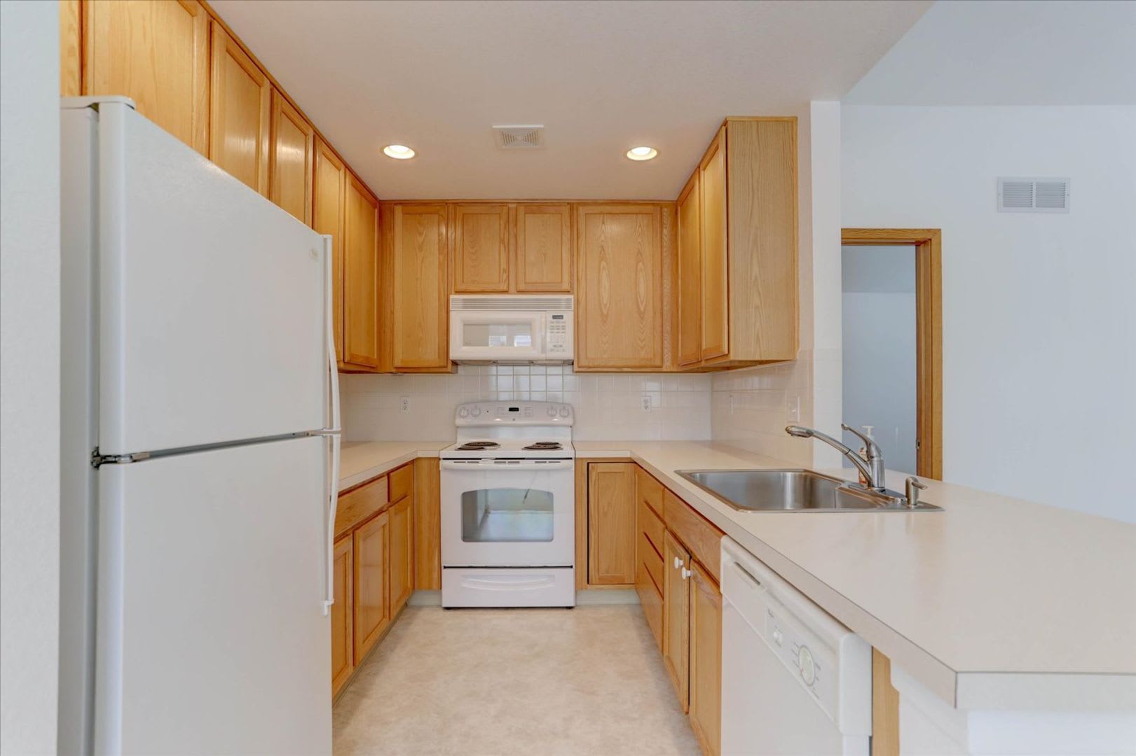 South-Facing End-Unit Ranch Townhome for Rent – Indian Peaks – photo 4