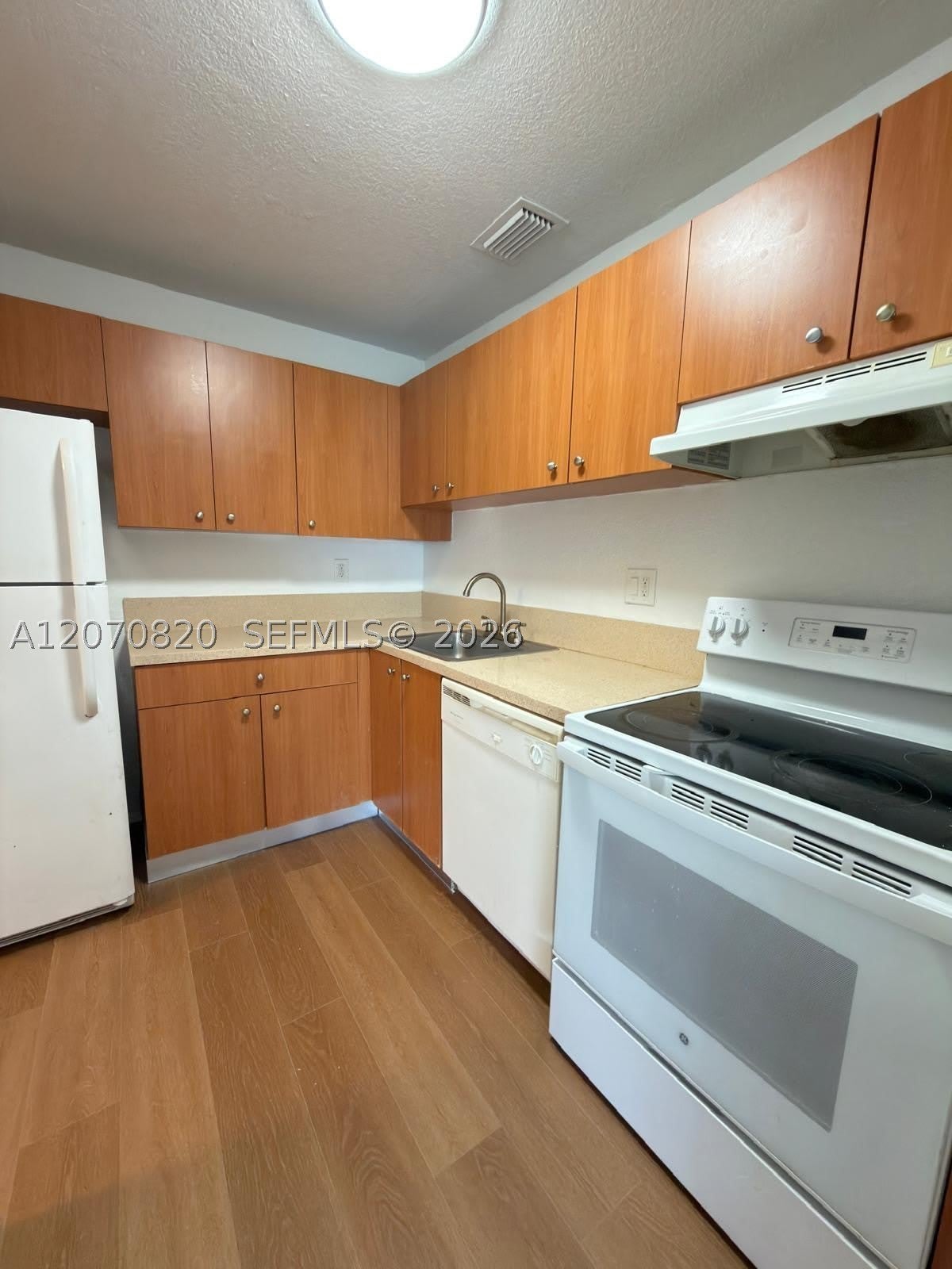 411 Executive Center Dr – photo 2