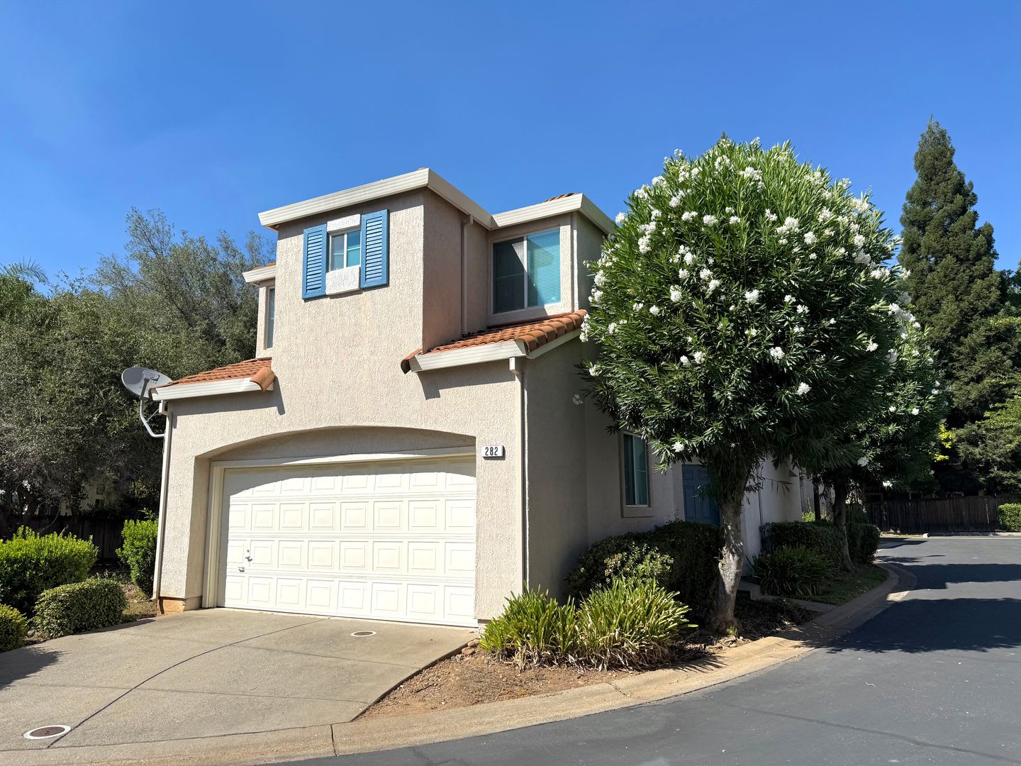 3 Bed 2.5 Ba 2 Story 2 Car Garage in Folsom! – photo 2