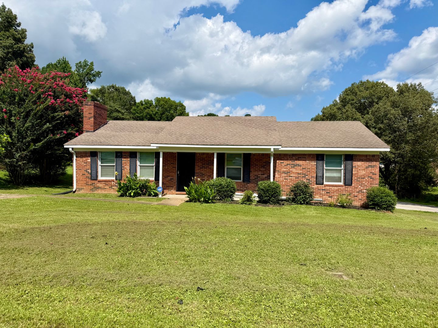DEPOSIT SPECIAL!! 3 bedroom 2 bath LAWN CARE INCLUDED! – photo 1