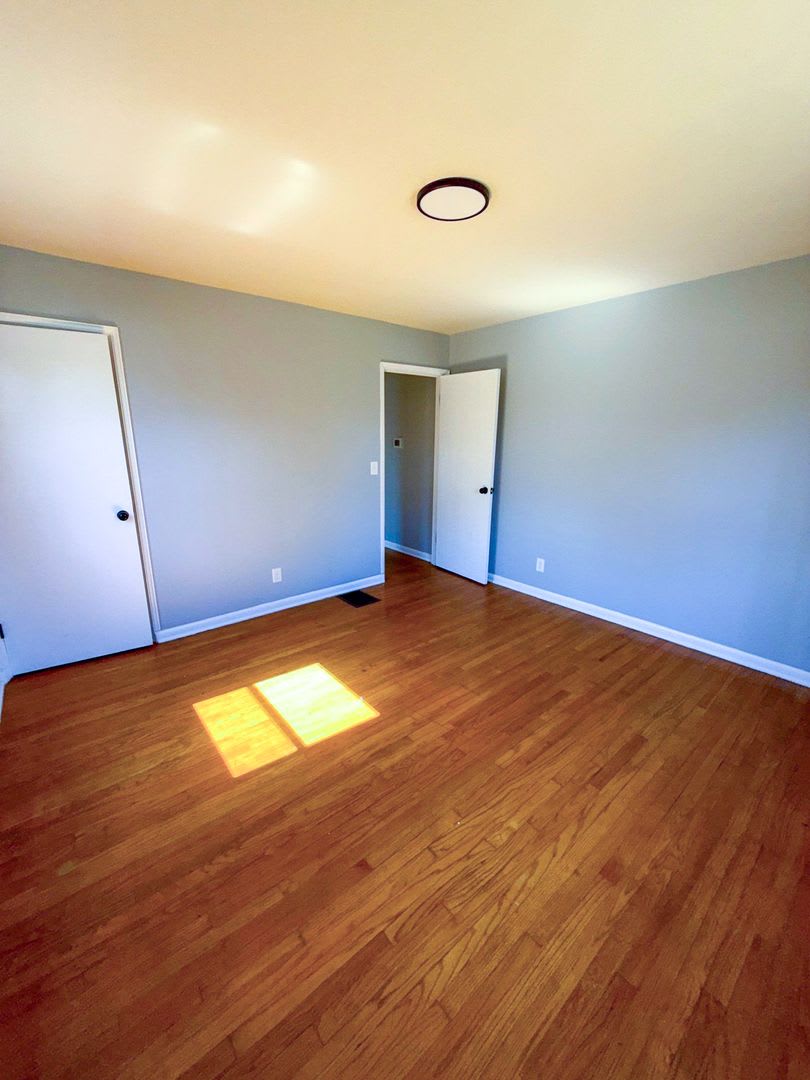 3 Bedroom Cape Cod Home with a Yard & Garage – photo 5