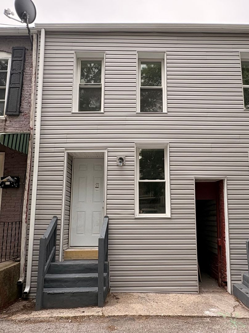 Newly Renovated One Bedroom House, Downtown Location – photo 1