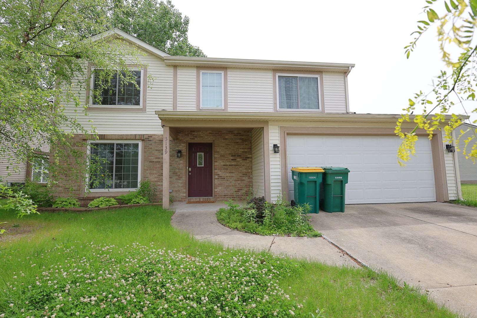 Spacious 4-Bedroom Home with Pond Views & Private Backyard – photo 2