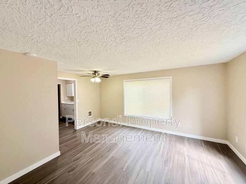 3110 Thompson Ave. – photo 4