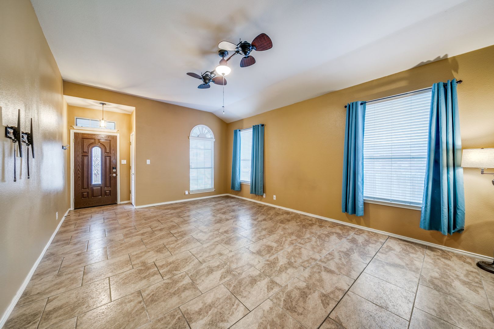 3-BEDROOM, SINGLE-STORY HOME IN CIBOLO – photo 4