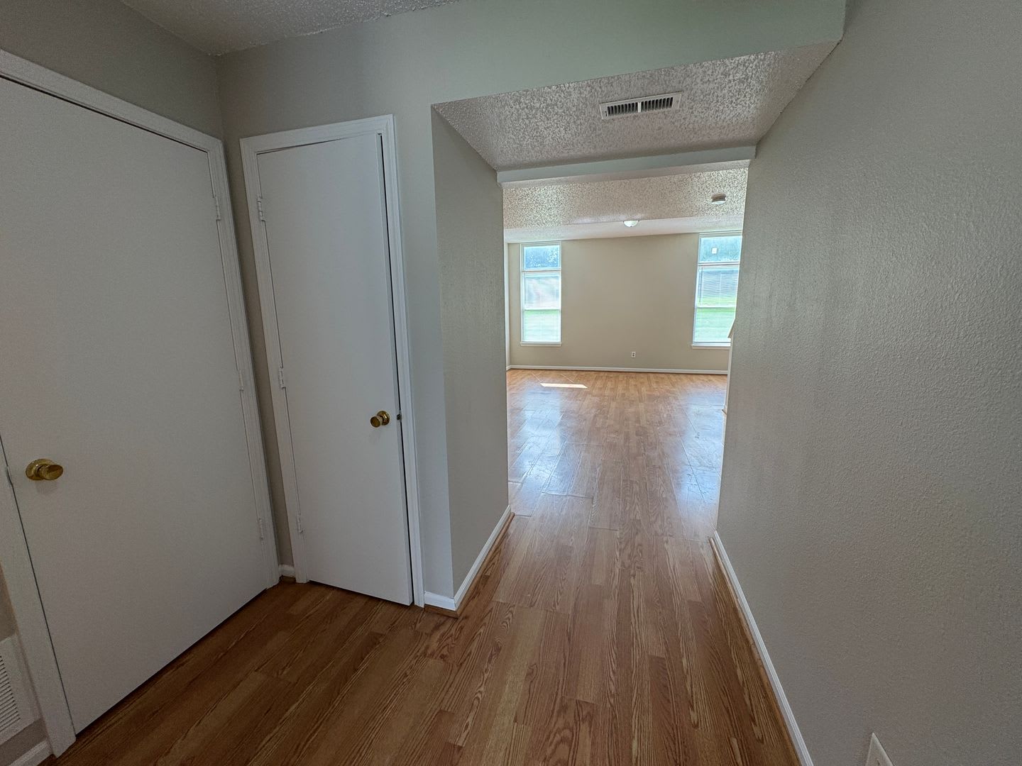 Lawrence-Fort Ben-Oaklandon 3 Bedroom and 2.5 Bathroom – photo 2