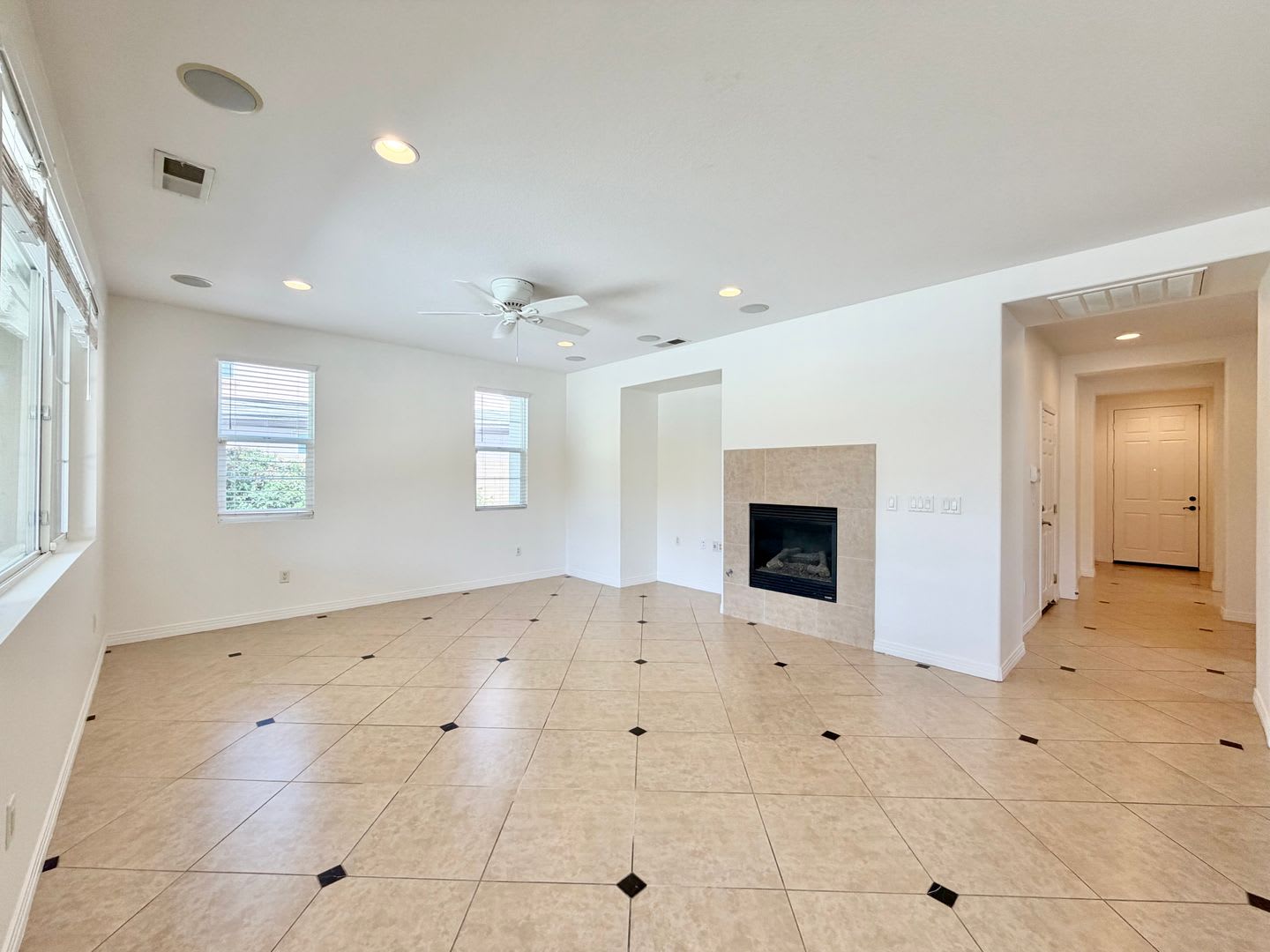 AVAILABLE NOW! GORGEOUS 4 Bedroom 3 Bathroom POOL HOME in Palm Desert! – photo 2