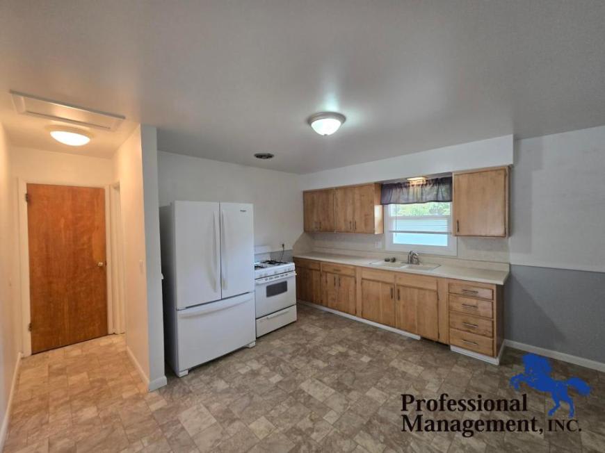 747 Burlington Ave – photo 4