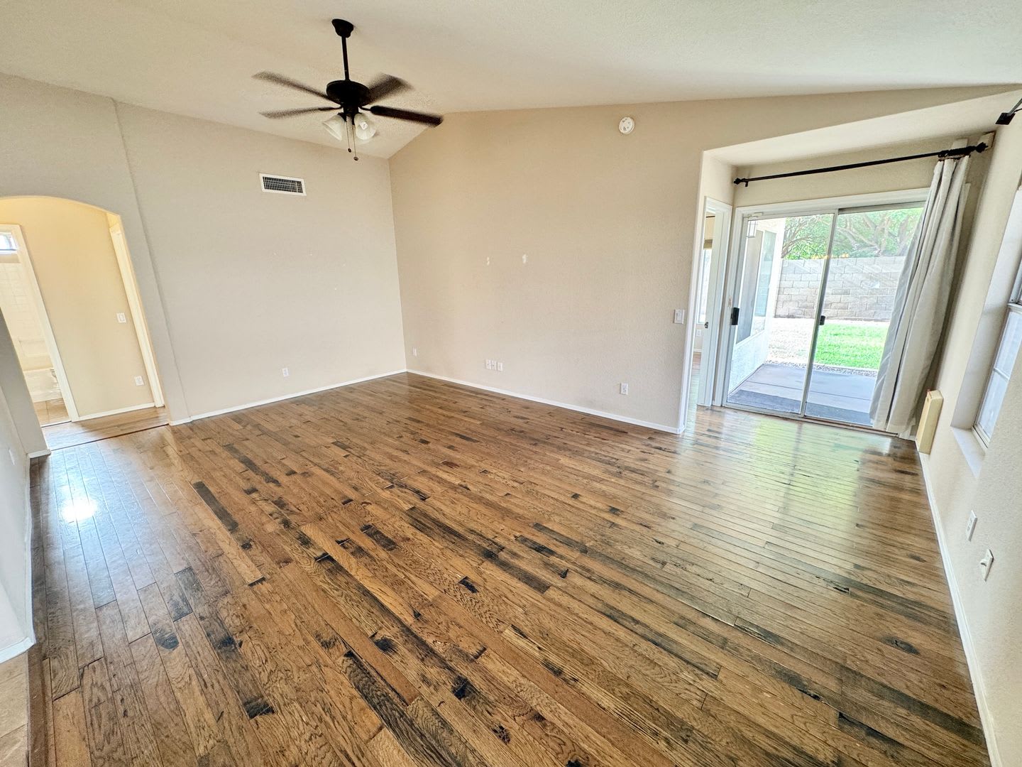 Beautiful 3 bed/2 bath home with tons of upgrades in Gilbert! Close to downtown! – photo 4