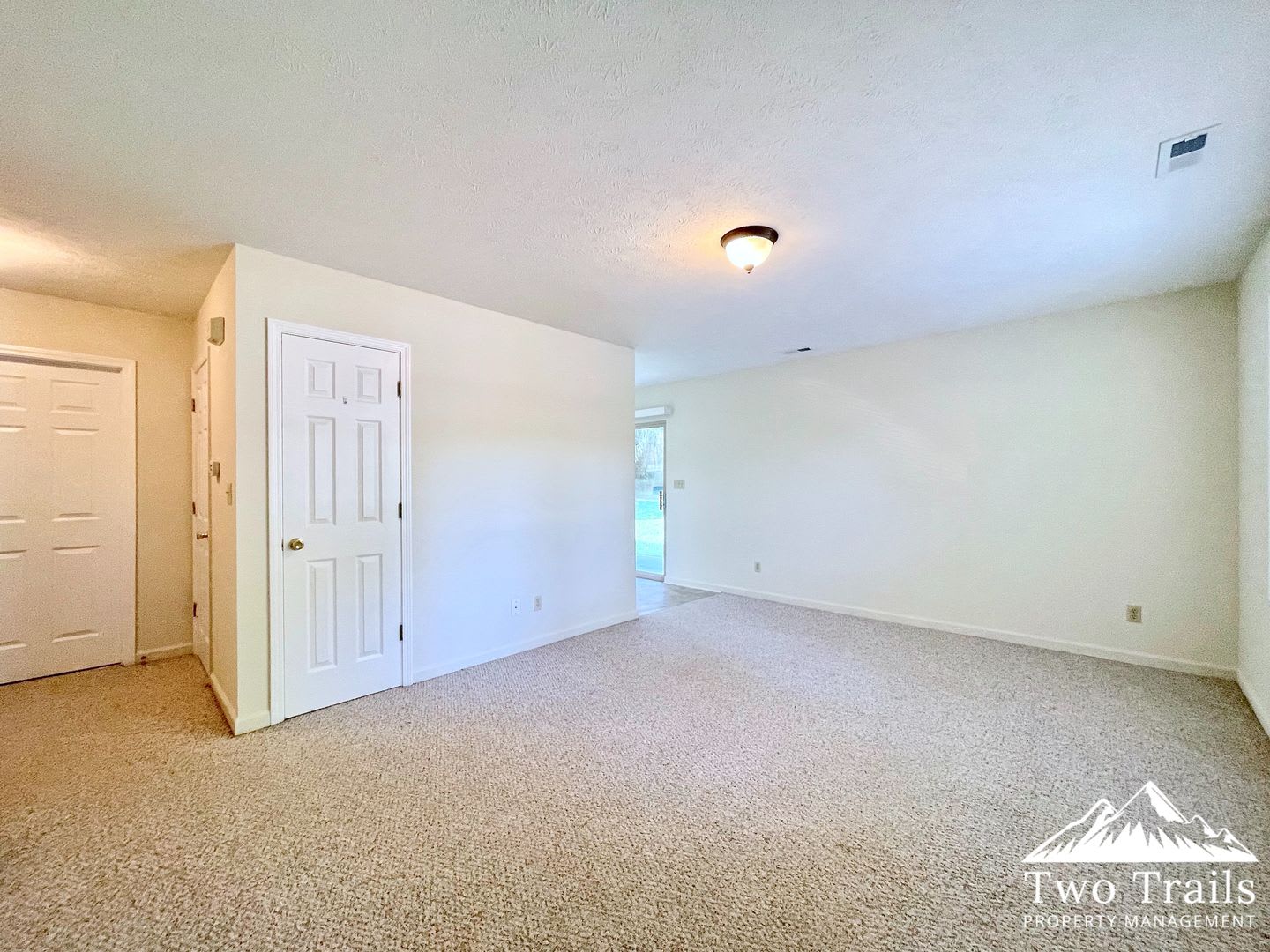 CHARMING 2 BED/2 BATH ON PRIVATE CUL-DE-SAC – photo 3