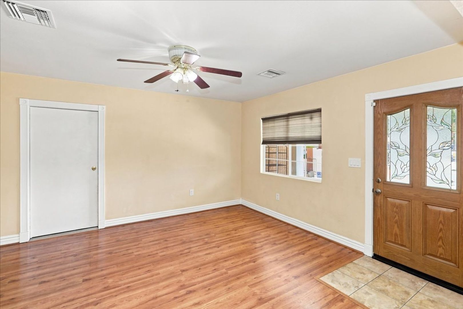 Spacious Home Generous Yard Great Riverside Location – photo 5