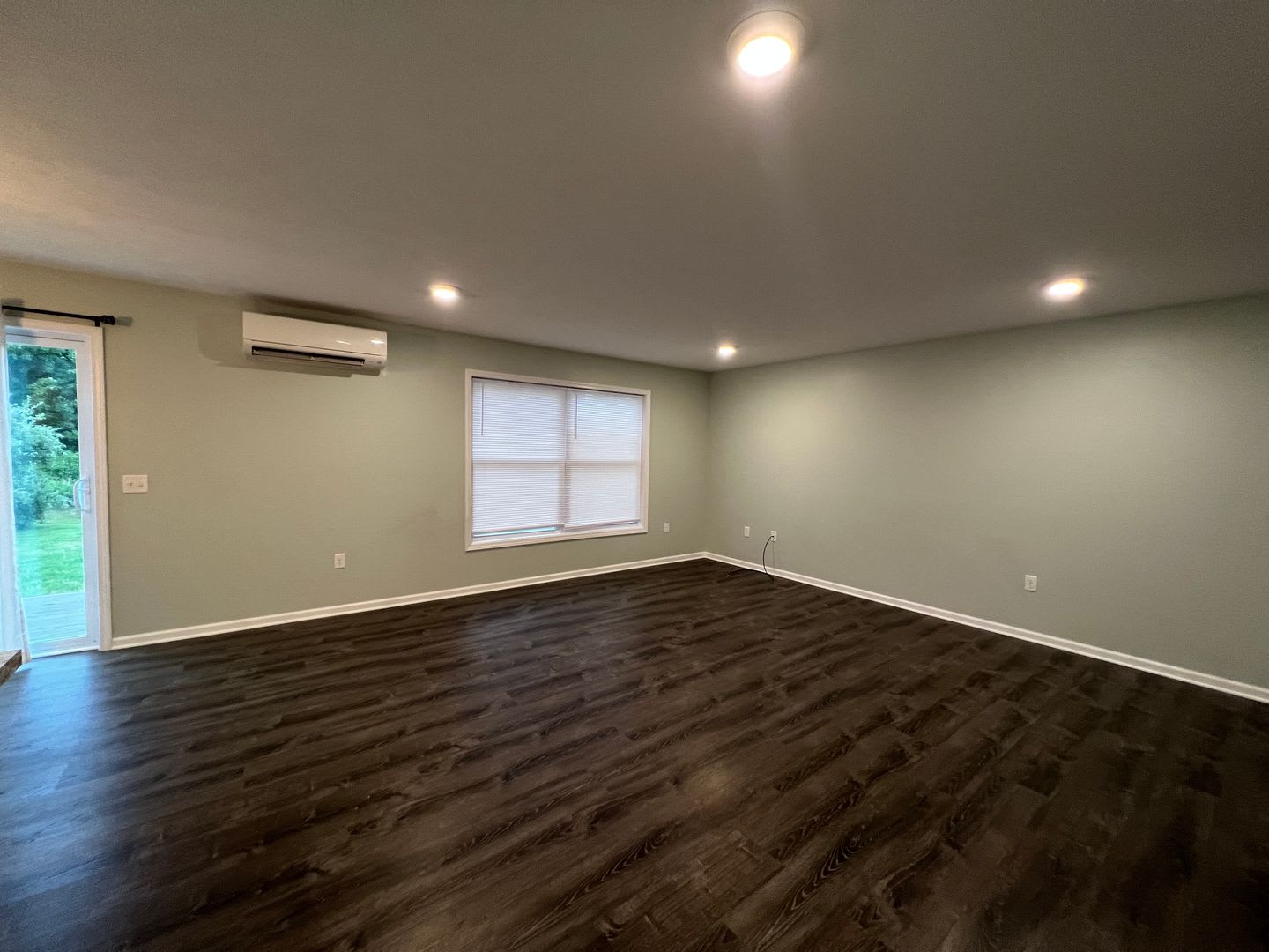 Stylish End-Unit Living – photo 4