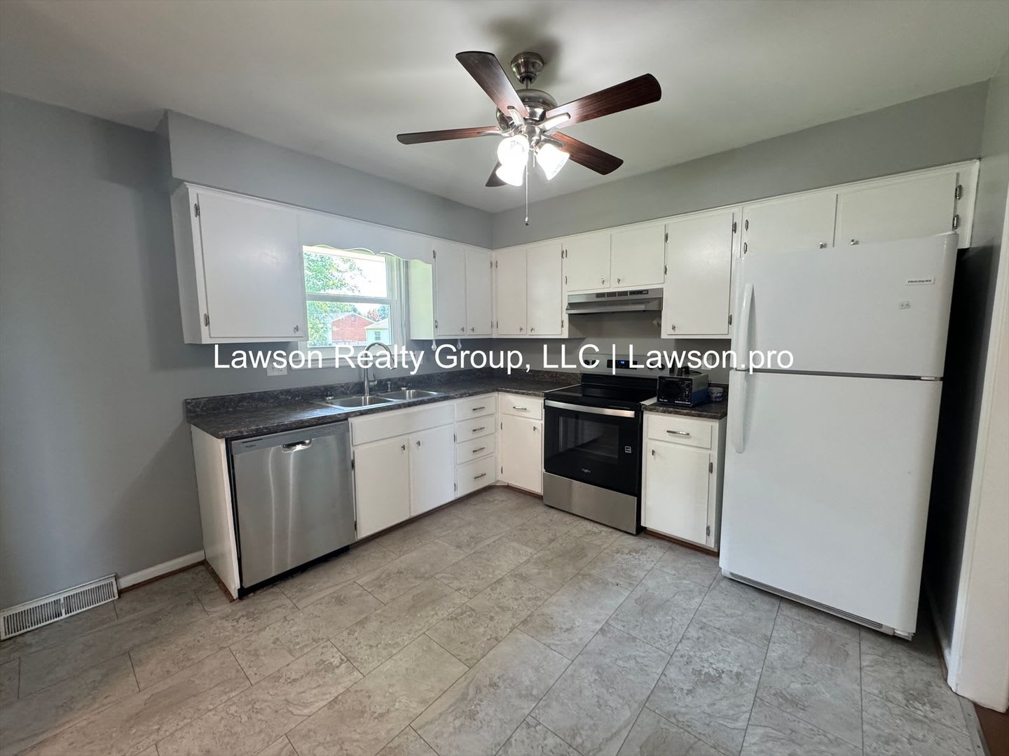 Three Bedroom Brick Ranch with Full Basement and Yard – photo 5