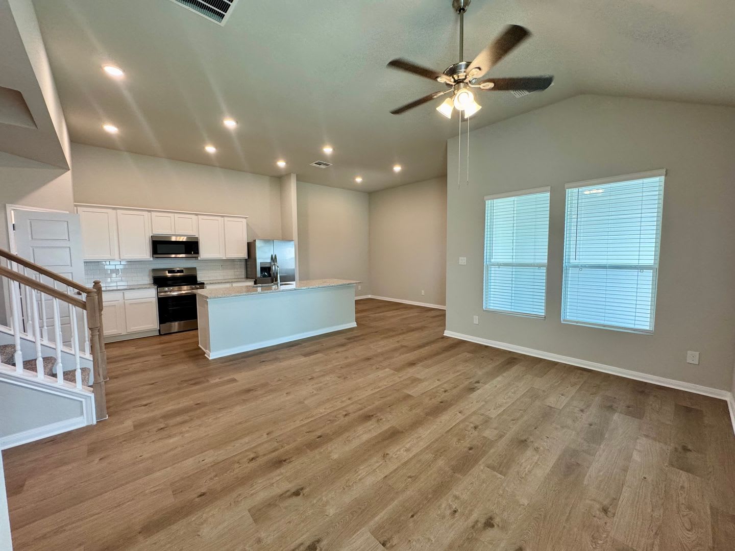 Stunning Luxury Duplex Available in Buda – photo 2