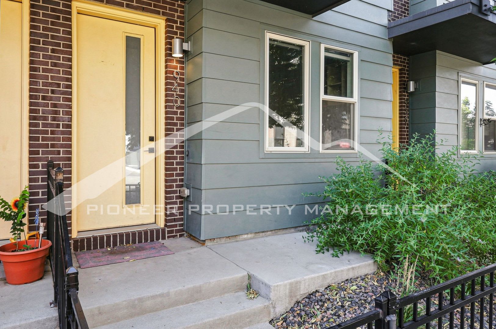 Gorgeous Townhouse with Central AC and Rooftop Deck – photo 2